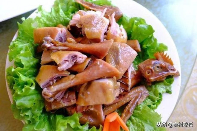 Món gà hong gió có ưu điểm dễ bảo quản, thịt mềm, mùi thơm, không dầu mỡ, người già và trẻ nhỏ đều ăn được.