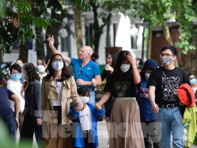 Tin tức trong ngày - Hồ Gươm nhộn nhịp, khu thương mại kín khách vào cuối tuần