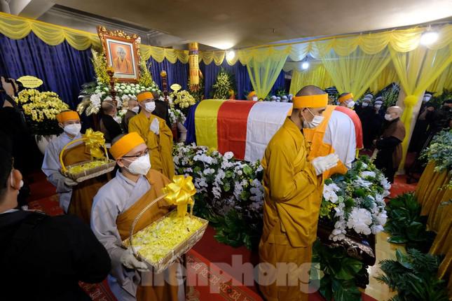 Đoàn hộ tống kim quan trước giờ truy điệu