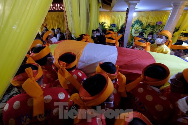 Kim quan của ngài được phủ Phật kỳ