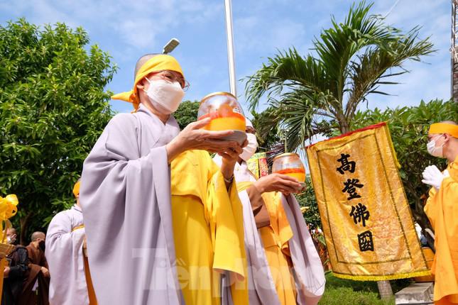 Tăng, ni, phật tử tiễn Đức Pháp chủ tới miền cực lạc