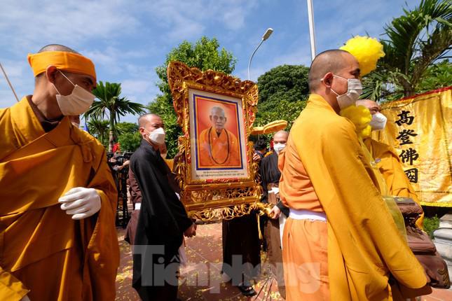 Rước di ảnh của ngài ra Bảo tháp