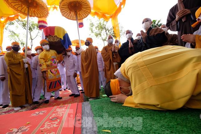 Cung nghinh kim quan trước cửa Bảo tháp trong khuôn viên tổ đình Viên Minh