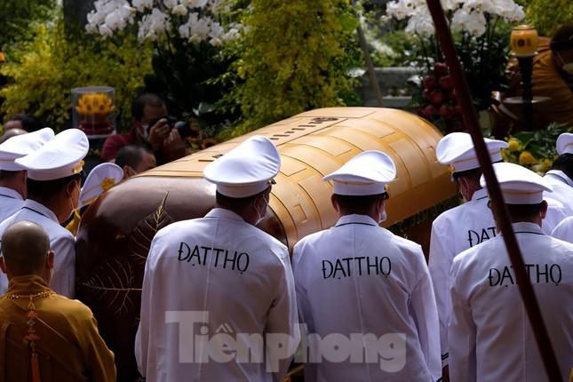 Kim quan của Ngài chuẩn bị được đưa xuống Bảo tháp