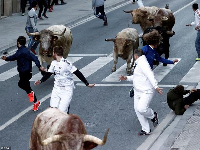 Thế giới - Tây Ban Nha: Ăn mừng hết phong tỏa Covid-19 bằng trò "dựng tóc gáy"