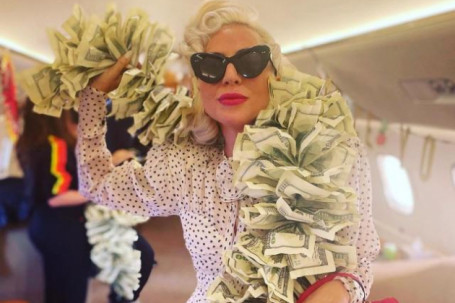 Lady Gaga rạng rỡ với chiếc khăn quàng hoàn toàn làm bằng tờ 100 USD