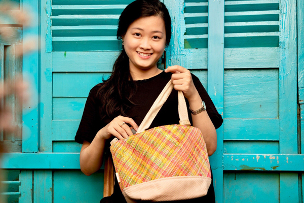 Phạm Thị Kim Hằng có ý tưởng làm các túi xách từ nilon cũ, rách vào khoảng đầu năm 2020.