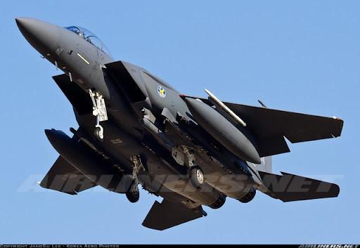 Để ngăn chiếc MiG-29 Iraq bắn tên lửa, Rodriguez phải đổi hướng bay, và đồng đội anh ta là Underhill "Mole" đã bắn những vật phản xạ lưỡng cực - mục tiêu giả để chống lại hệ thống dẫn đường bằng radar.