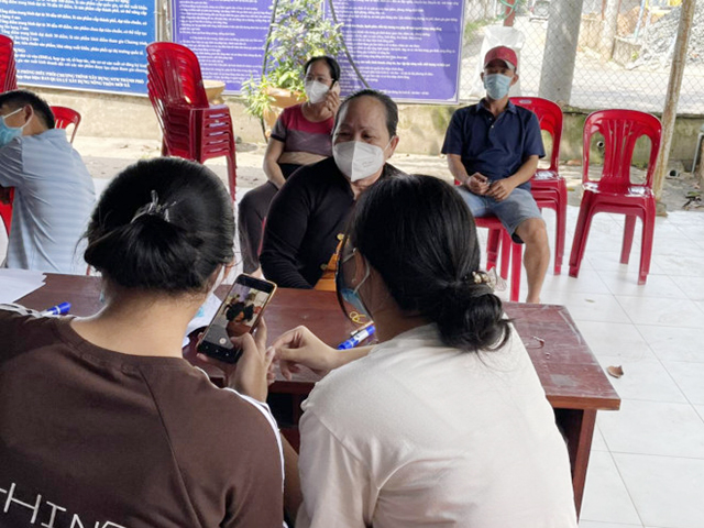 Cán bộ đối chiếu thông tin trên phần mềm trước khi chi hỗ trợ cho người dân