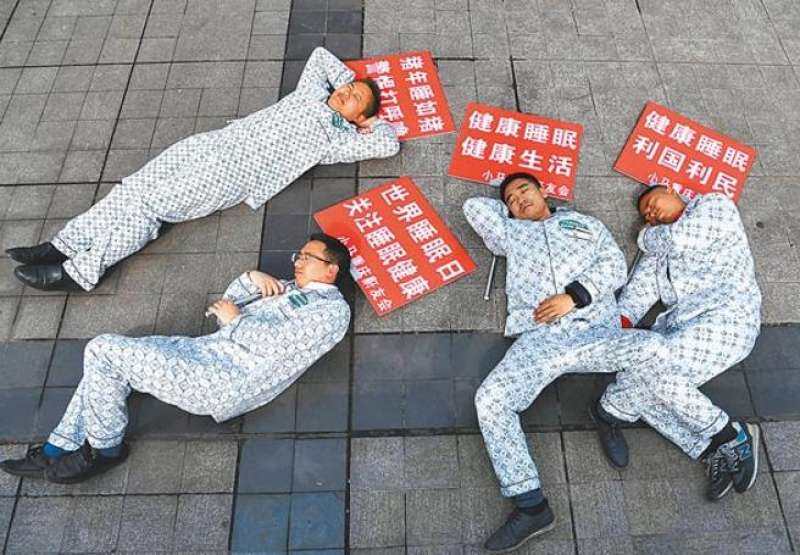 Nhiều người trẻ tuổi ở Trung Quốc chỉ muốn nằm cả ngày, không làm việc (ảnh: SCMP)