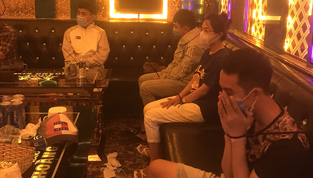 Các đối tượng sử dụng ma túy bị bắt&nbsp;quả tang tại quán karaoke ở xã Mỹ Phong.