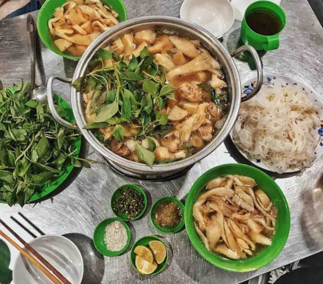 Lẩu gà lá é