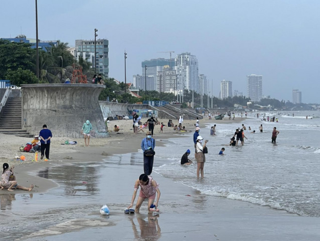 Bãi biển Vũng Tàu đã khá đông sau khi địa phương nới lỏng các hoạt động vui chơi, tắm biển