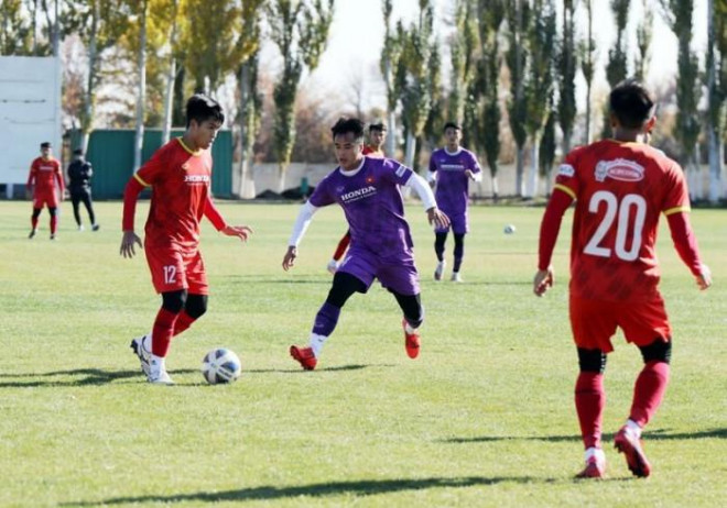 U23 Việt Nam chia đội thi đấu nội bộ. Ảnh VFF