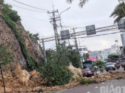 Tin tức trong ngày - Sạt lở núi ở Quy Nhơn, đá rơi trúng nhiều xe đang đi, 2 người bị thương