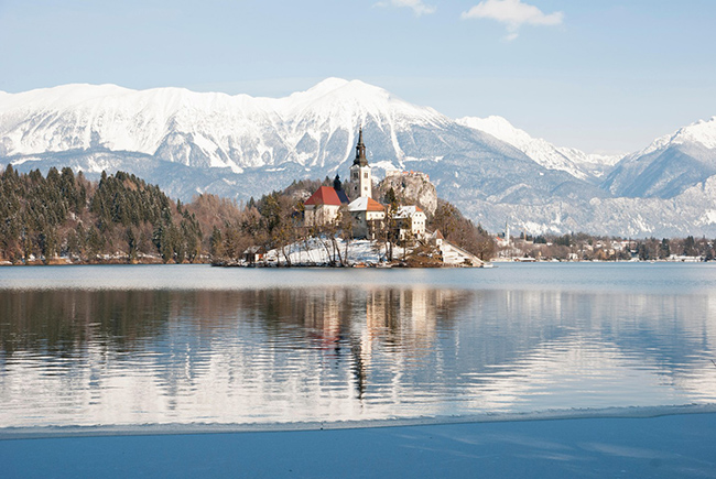 Bled, Slovenia: Đi bộ đến rìa thị trấn Bled của Slovenia sẽ đưa bạn đến một hồ băng có hòn đảo nhỏ ở giữa. Trên đảo Bled có một nhà thờ từ&nbsp;thế kỷ 17 với những bức bích họa kiểu gothic. Lâu đài Bled cao chót vót nằm thấp thoáng ở một bên hồ, đây là một công trình kiến ​​trúc thời Trung cổ và là một trong những lâu đài cổ nhất ở Slovenia.&nbsp;
