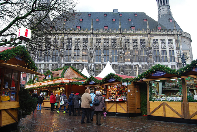 Aachen, Đức: Aachen từ lâu đã nổi tiếng với các suối nước nóng. Nhưng vào những tháng mùa đông, mọi người ở khắp nơi đổ về đây để đi dạo trên những con đường rải sỏi phủ đầy tuyết, với các ngôi nhà có từ thời Trung cổ&nbsp;đủ để khiến bất kỳ ai cũng phải đắm chìm trong tinh thần lễ hội.&nbsp;
