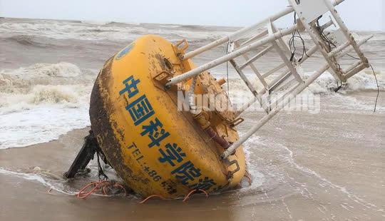 Chiếc phao nổi hàng hải khá nguyên vẹn, có chữ và số điện thoại Trung Quốc trôi vào bờ biển Thuận An