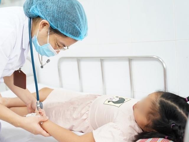 Sức khỏe đời sống - Sốt xuất huyết ở trẻ em khởi phát đột ngột, diễn biến nhanh chóng từ nhẹ đến nặng