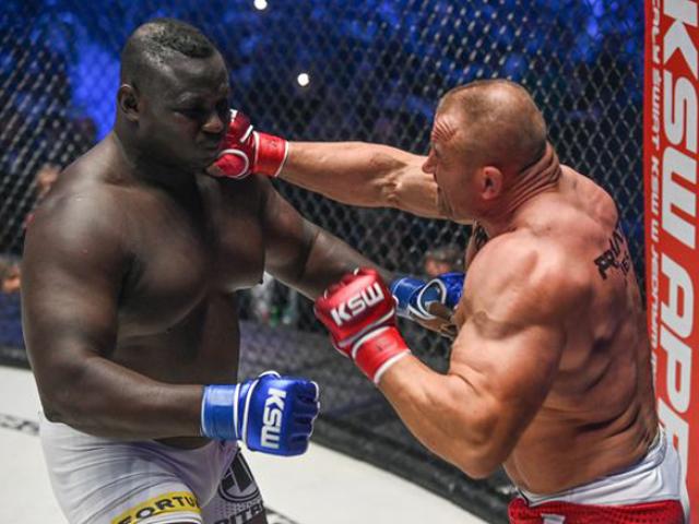 Thể thao - Rung chuyển võ đài: Lực sĩ khỏe nhất hành tinh đấm gục "Kẻ đánh bom" 150kg