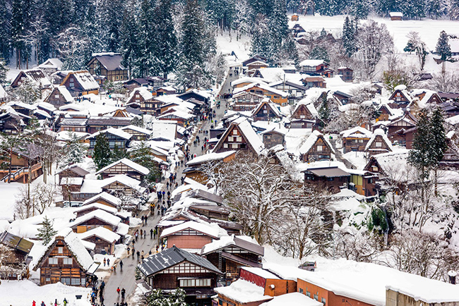Shirakawa, Nhật Bản: Ngôi làng Shirakawa, thuộc tỉnh Gifu của Nhật Bản đã được Unesco công nhận là di sản Thế giới, một phần vì kiến ​​trúc truyền thống của những ngôi nhà ở đây. Phong cách xây dựng minka (một loại nhà truyền thống) bao gồm nhiều lớp mái tranh lợp lá giúp ngăn chặn mái nhà sụp xuống trong trường hợp tuyết rơi nhiều vào mùa đông. 
