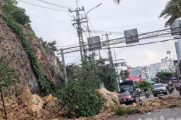 Tin tức trong ngày - Sạt lở núi ở Quy Nhơn, đá rơi trúng nhiều xe đang đi, 2 người bị thương