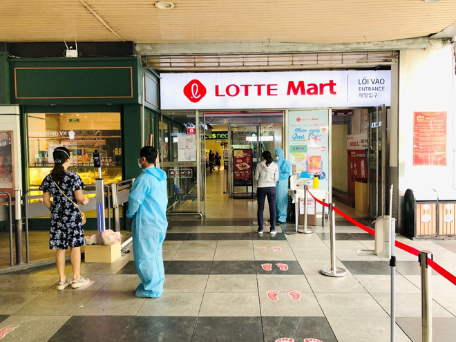 Lotte Mart trang bị máy đo thân nhiệt tự động được đặt ngay lối vào siêu thị
