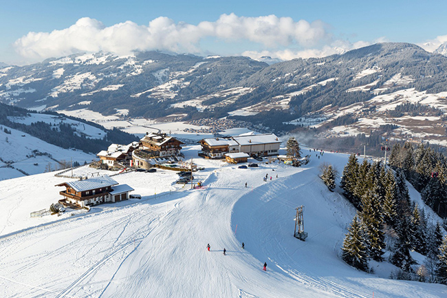Kitzbühel, Áo: Kitzbühel là một thị trấn có từ thời Trung cổ, nổi tiếng thế giới như một khu nghỉ mát trượt tuyết. Đây là một thiên đường trong những tháng mùa đông với nhiều địa hình trượt tuyết băng đồng. Kitzbühel rất thu hút du khách bởi vẻ đẹp của những con đường đầy tuyết và khu chợ Giáng sinh ấn tượng.
