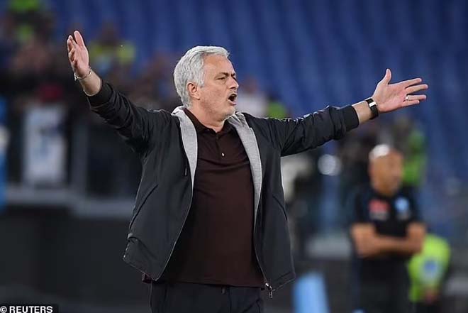HLV Mourinho nhận thẻ đỏ ở Serie A: Nổi điên đá chai nước, khiêu khích trọng tài - 1