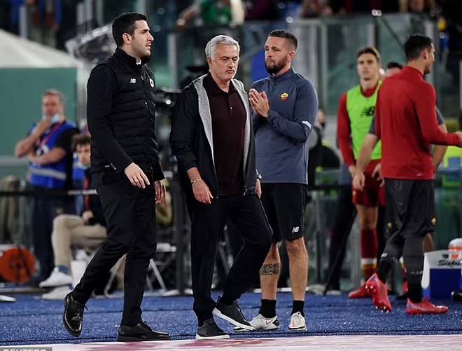 HLV Mourinho nhận thẻ đỏ ở Serie A: Nổi điên đá chai nước, khiêu khích trọng tài - 3