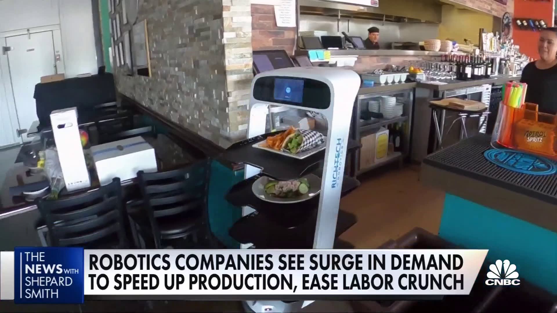 Thiếu lao động trầm trọng, nhiều nhà hàng phải dùng robot để phục vụ - 1