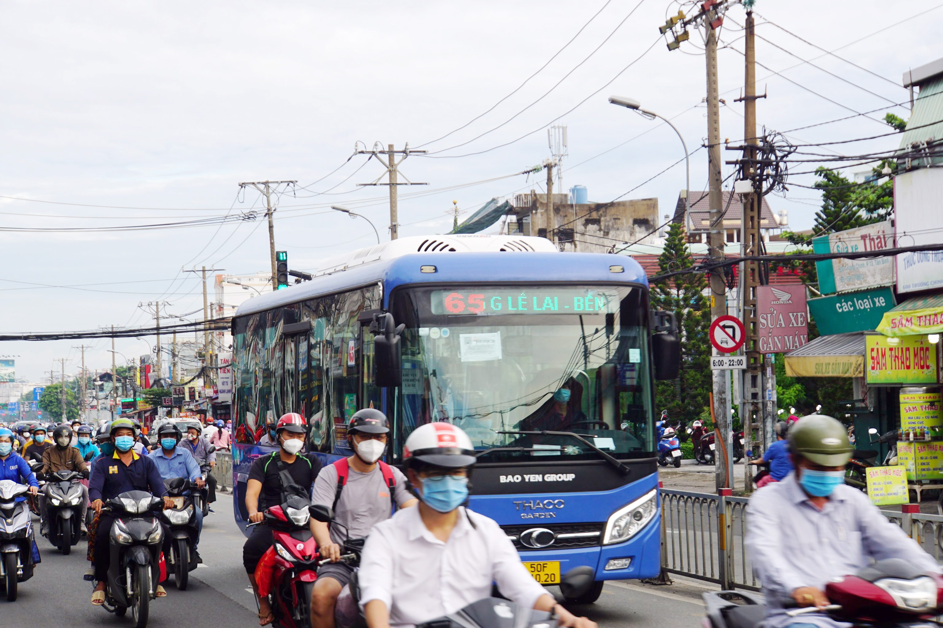 Sáng nay, ông Lê Hoàn - Phó giám đốc Trung tâm quản lý Giao thông công cộng TP.HCM (Trung tâm xe buýt) cho biết, 8 tuyến xe buýt chạy trên trục đường chính, lộ trình qua các bến xe, bệnh viện... đã hoạt động trở lại để phục vụ người dân sau thời gian tạm ngưng do dịch.