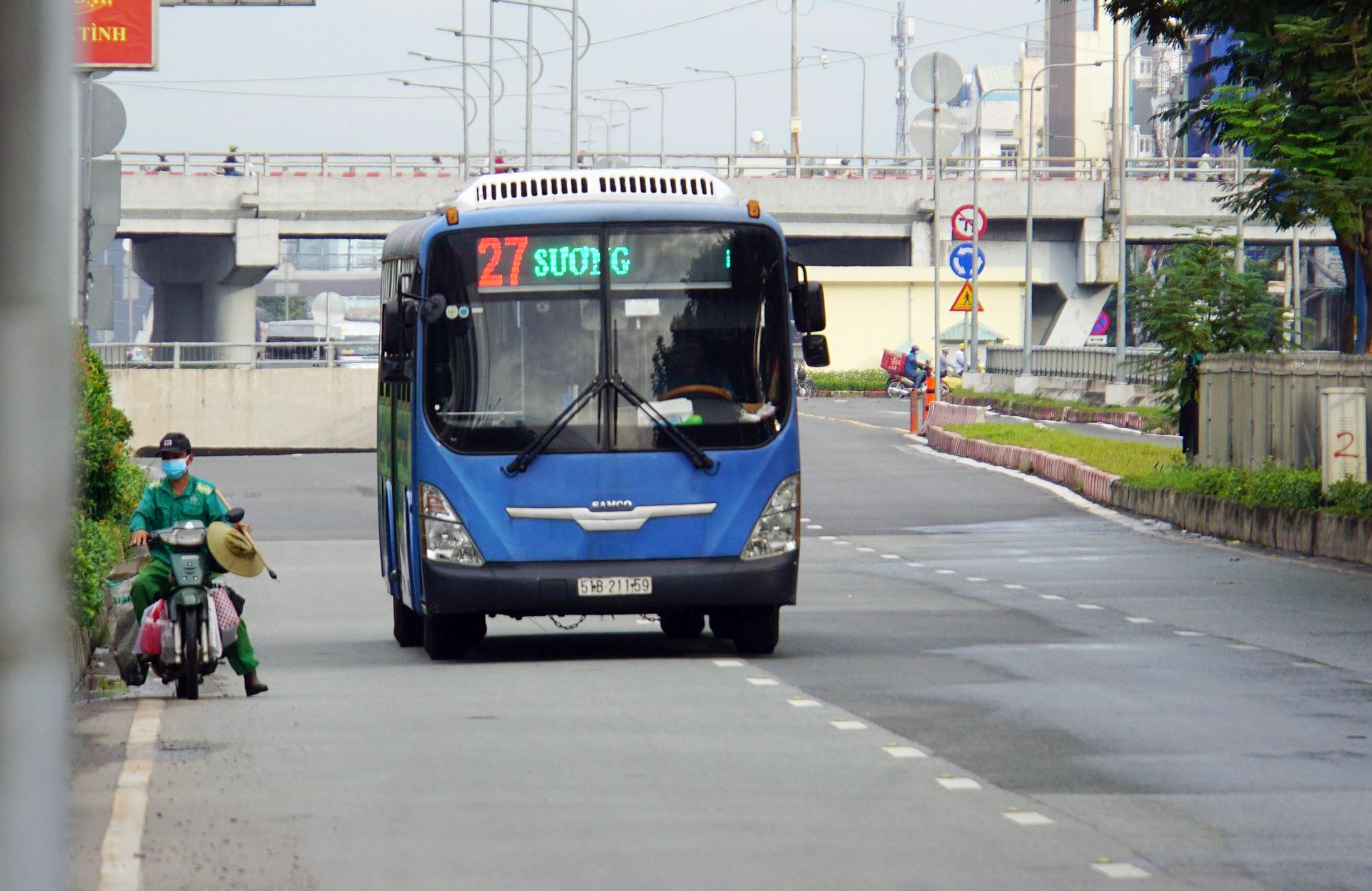 Ảnh: Xe buýt xuất hiện trên phố Sài Gòn đón khách sau 4 tháng nghỉ ...