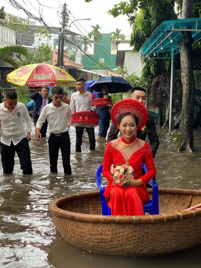 Đám cưới ngày mưa lũ, cô dâu ngồi thuyền thúng chú rể đẩy - 3