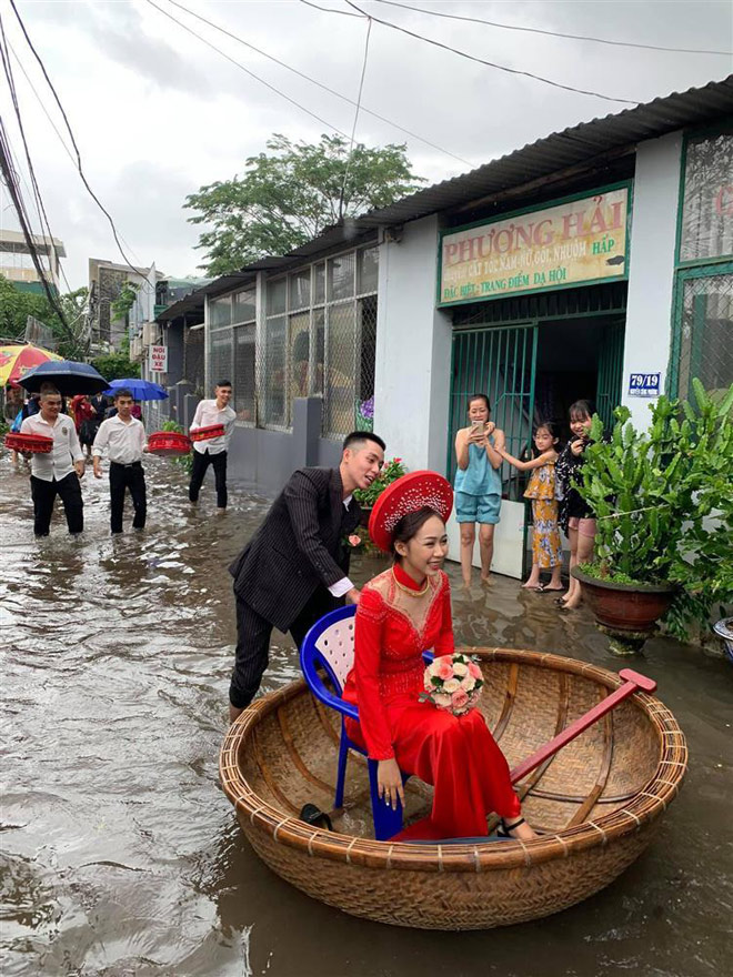 Đám cưới ngày mưa lũ, cô dâu ngồi thuyền thúng chú rể đẩy - 5