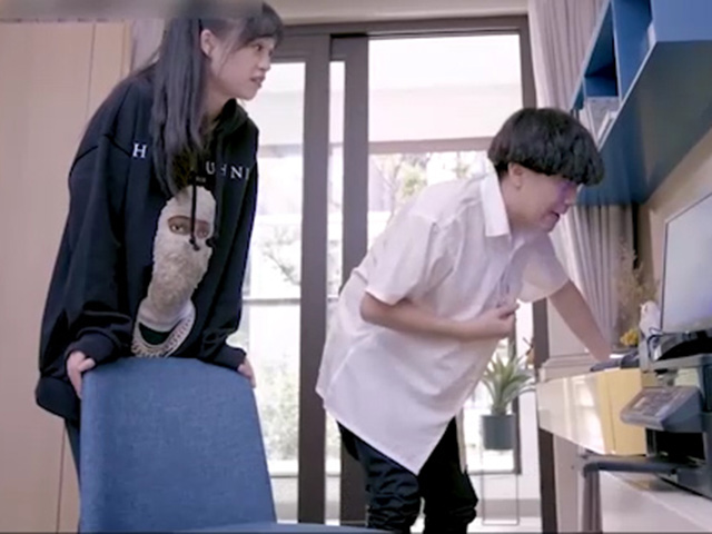 Cười 24H - Đến nhà sửa đồ giúp nữ đồng nghiệp, chàng trai gặp tình huống khó xử