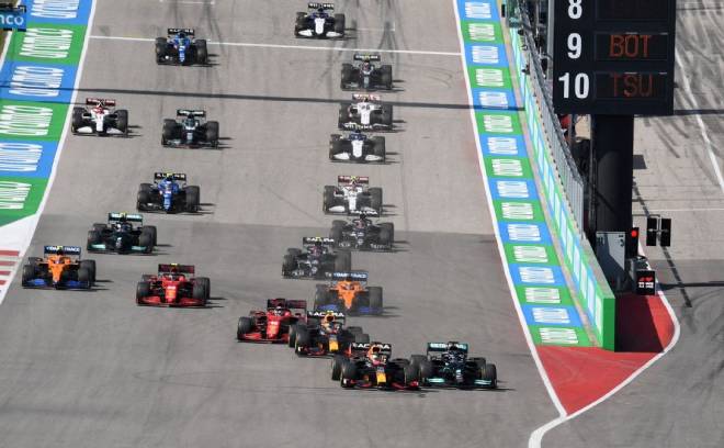 Hamilton vươn lên ở cua 1
