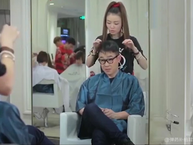 Cười 24H - Nhờ người đẹp nhổ tóc bạc và cái kết dở khóc dở cười của người đàn ông