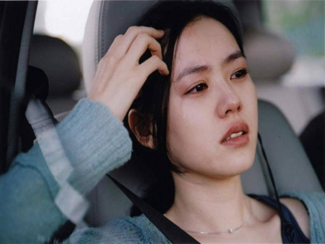 Nhìn thấy ông Hựu vào nhà, chị mới ngã ngửa ra là bấy lâu nay bị ông ta lừa. (Ảnh minh họa)