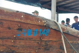Tin tức trong ngày - CLIP: Cận cảnh tàu gỗ không người lái, nghi của Trung Quốc dạt vào bờ biển Quảng Trị