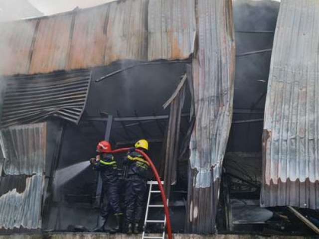 Tin tức trong ngày - Vụ nhà kho bị "nuốt chửng": Phát ra nhiều tiếng nổ trước đó!