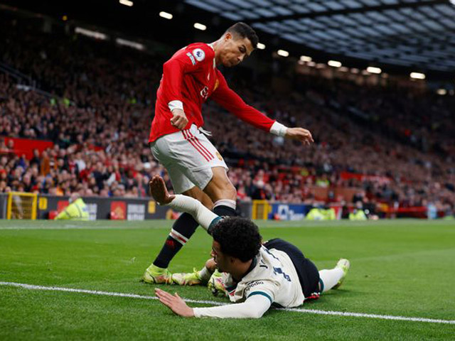 Bóng đá - Ronaldo bị fan đòi treo giò 3 trận vì "bỏ bóng đá người", cựu trọng tài nói gì?