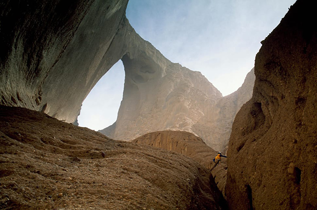 Cây cầu tự nhiên ở sa mạc Taklimakan, Trung Quốc được coi là vòm đó tự nhiên cao nhất thế giới. Nó có chiều cao ước tính là 366m và dài 65m.
