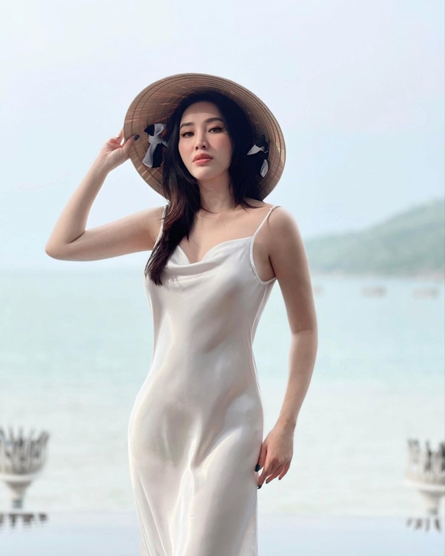 Cô lên tiếng rằng&nbsp;sẵn sàng thưởng 10 tỷ đồng cho ai có bằng chứng cô&nbsp;phẫu thuật&nbsp;thẩm mỹ.
