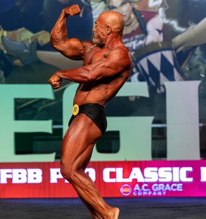  Lực sĩ Nhơn Lý tự tin phô diễn cơ bắp trên sàn thi đấu