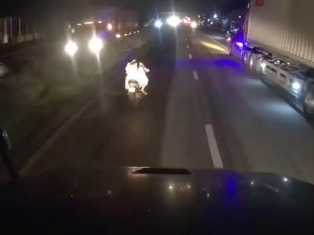Tin tức trong ngày - Clip: Bị lái ô tô mắng vì đi chậm, lượn giữa đường, cô gái ngồi sau xe máy đáp lại gay gắt