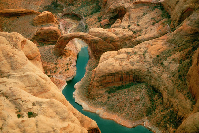 Cầu Rainbow, Utah dài 74m và cao 75m. Cây cầu tráng lệ này được hình thành từ đá sa thạch Navajo. Du khách có thể đến thăm cây cầu này bằng thuyền, hoặc du lịch bụi qua những con đường mòn quanh dãy núi Navajo.
