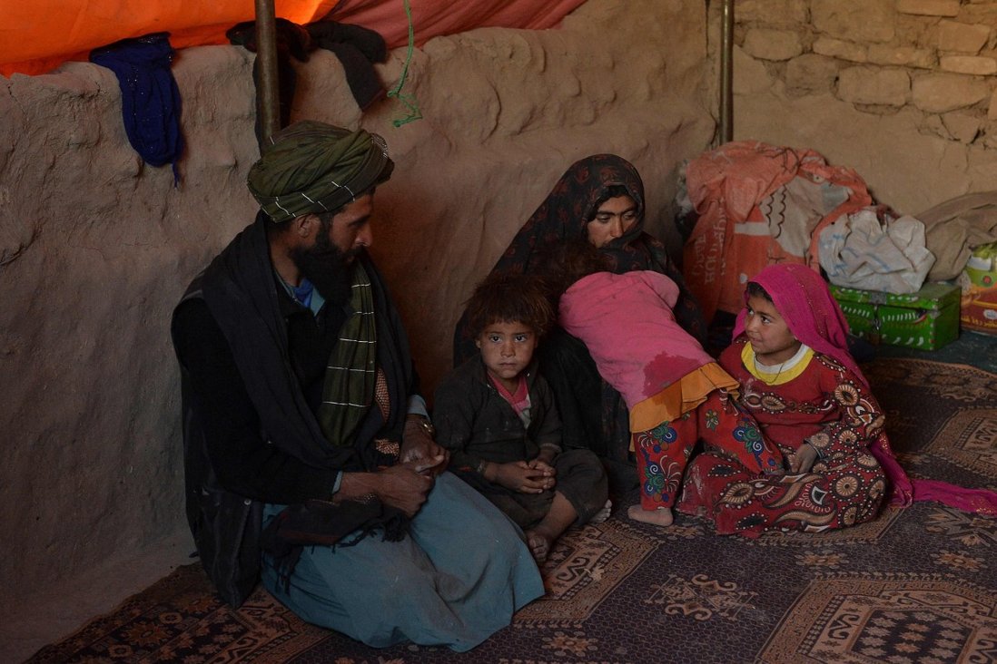 Nhiều cha mẹ ở Afghanistan phải gạt nước mắt bán con đi để có tiền duy trì sự sống (ảnh: SCMP)