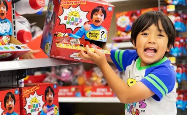 Cậu bé còn có một thương hiệu đồ chơi riêng cũng đạt được doanh số rất cao