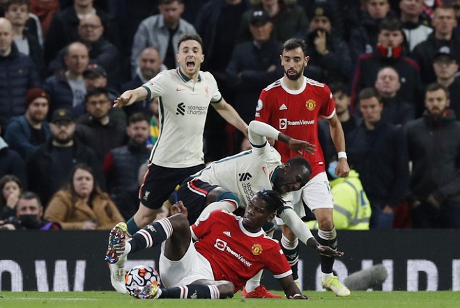 Keita dính chấn thương sau pha vào bóng triệt hạ của Pogba
